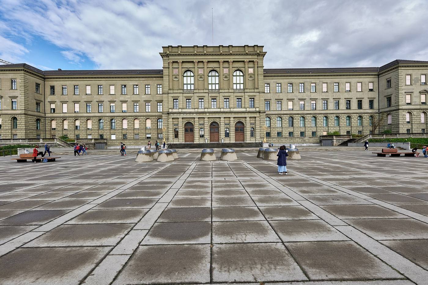 Главное здание ETH Zurich и площадь перед ним